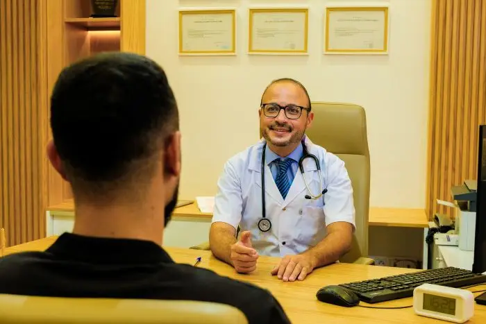 Dr EL ALAMI Youssef, cardiologue à Fès, en discussion avec son patient lors d'une consultation au cabinet
